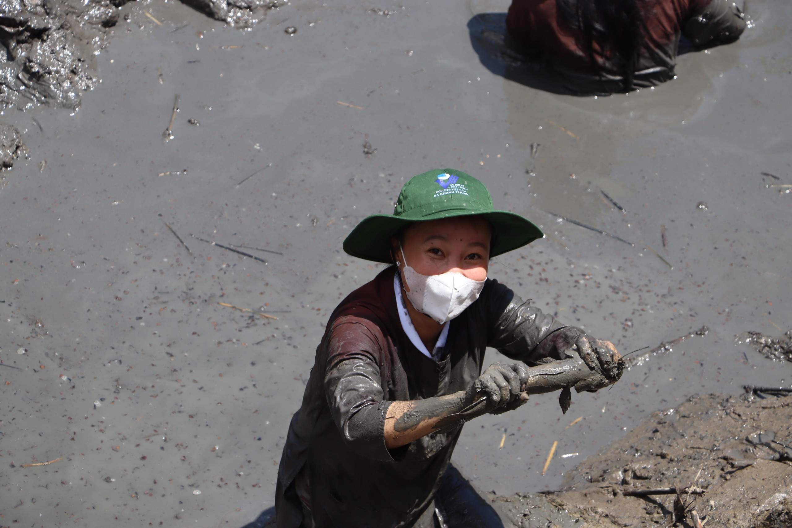 CLIP: Đã mắt khi xem người dân quậy bùn bắt cá lóc đồng ở U Minh- Ảnh 4.